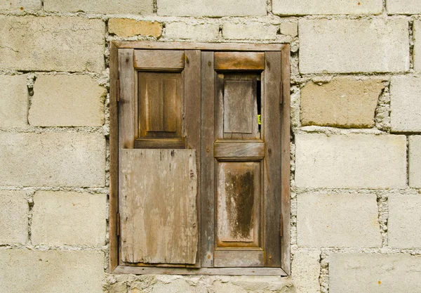 Pencereli eski tuğla duvar