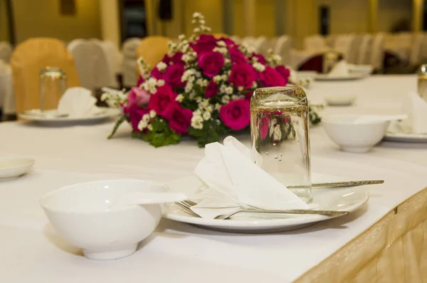 イベントパーティーや結婚式のために準備テーブルを提供 — ストック写真