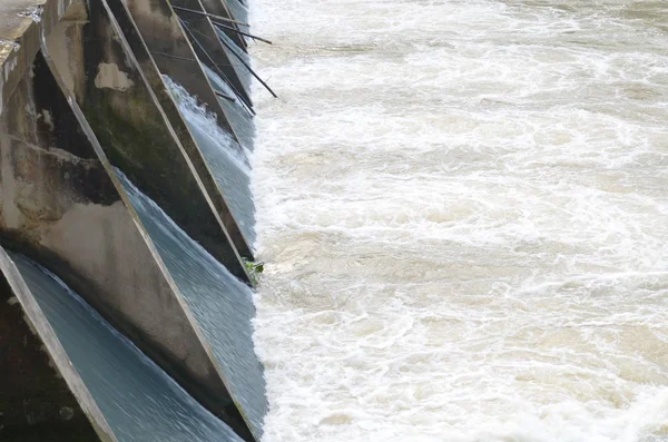 Nehirdeki su barajı