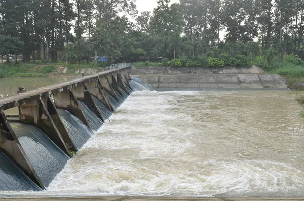 Nehirdeki su barajı