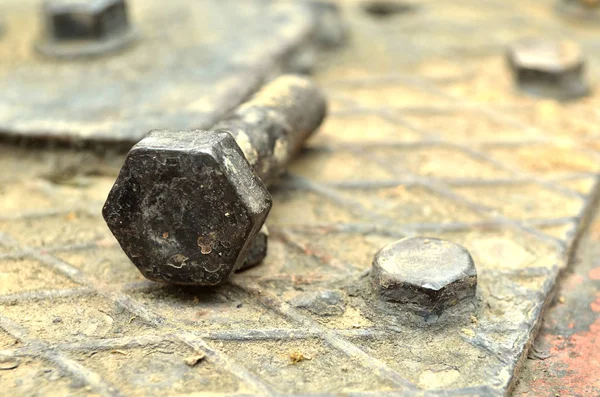 Kapatılamaz paslı eski demir somun