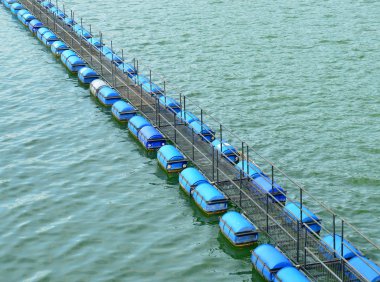 Barajı Hidroelektrik Santrali su üzerinde yüzen şamandıra