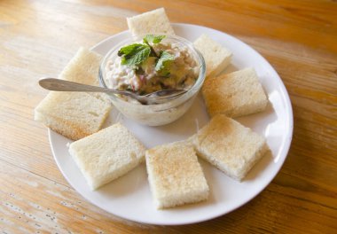 Tahtada domatesli, marullu ve mayonezli ton balıklı sandviç.