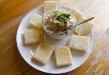 ton balıklı sandviç kepekli ekmek üzerinde yakın çekim