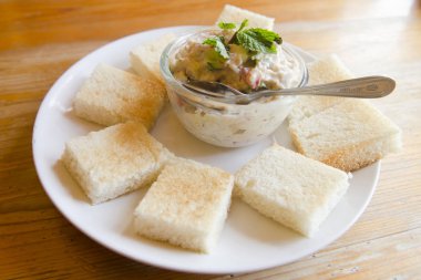 ton balıklı sandviç kepekli ekmek üzerinde yakın çekim