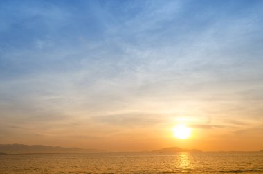 Okyanusun üzerinde güzel kırmızı gün batımı