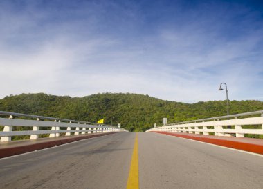 Denizde yol köprüsü, mavi gökyüzü, Tayland