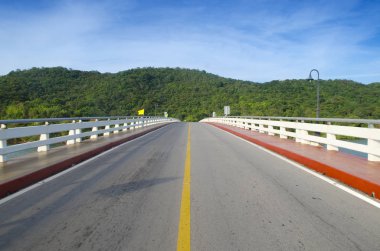 Denizde yol köprüsü, mavi gökyüzü, Tayland
