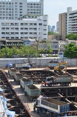 Vinçli ve binalı inşaat alanı