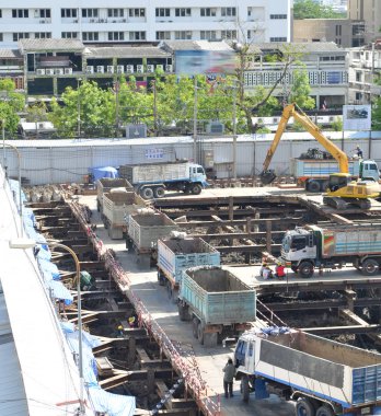 Vinçli ve binalı inşaat alanı