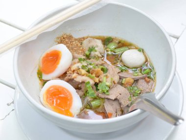 Haşlanmış yumurta ile closeup Tay domuz Erişte