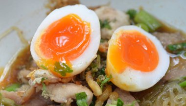 Haşlanmış yumurta ile closeup Tay domuz Erişte