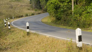 Güzel yaz manzarası Dağlarda bir yol