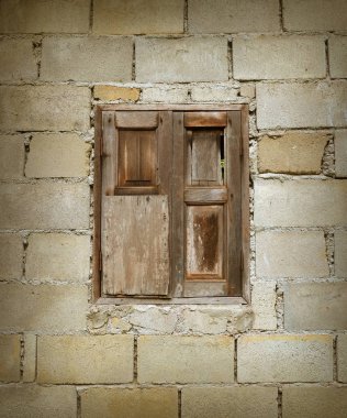 Pencereli eski tuğla duvar
