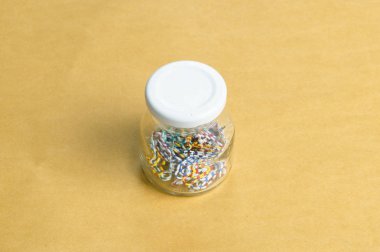 Kahverengi arka plan üzerinde renkli bir ataş