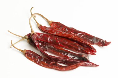 beyaz arka planda acı kırmızı biber izolasyonu