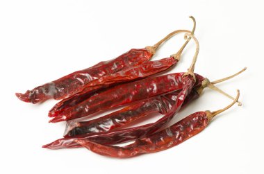 beyaz arka planda acı kırmızı biber izolasyonu