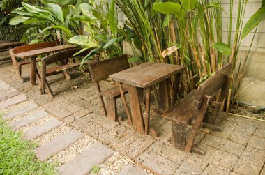 Bahçedeki eski ahşap masa.