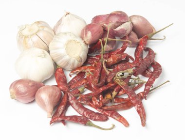 baharat ve tatlandırıcılar beyaz arka plan üzerinde 