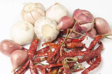 Biber, biber, sarımsak ve soğan da dahil olmak üzere beyaz gıda maddeleri