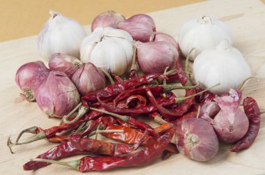 Biber, biber, sarımsak ve soğan da dahil olmak üzere beyaz gıda maddeleri