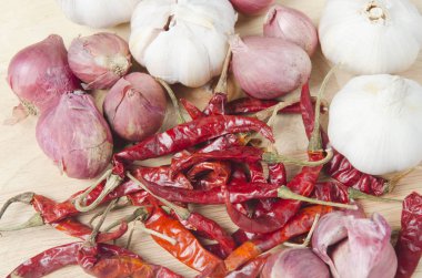 Biber, biber, sarımsak ve soğan da dahil olmak üzere beyaz gıda maddeleri