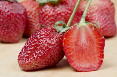 ahşap masa arka plan lezzetli çilek fotoğrafı