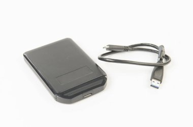 beyaz zemin üzerinde usb kablosuyla taşınabilir harici hdd sabit disk sürücüsü