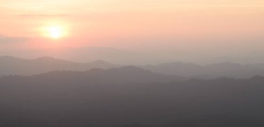 Dağların ardında güzel bir gün batımı