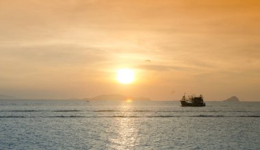 Okyanusun üzerinde güzel bir gün batımı