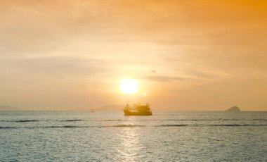 Okyanusun üzerinde güzel bir gün batımı