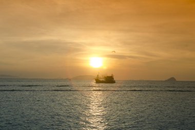 Okyanusun üzerinde güzel bir gün batımı