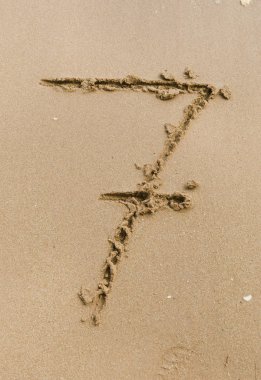 7 numara. Kum alfabesi: rakamlar. Tatil arkaplanı kavramı.