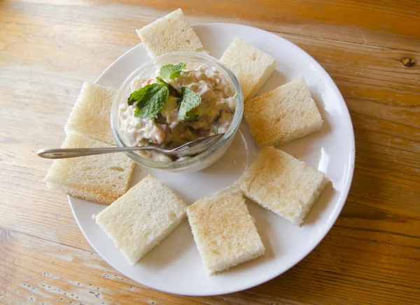 ton balıklı sandviç kepekli ekmek üzerinde yakın çekim