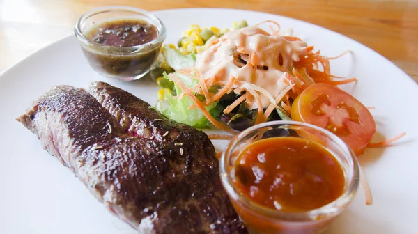 Baharatlı hindi soslu, soğan ve mantarlı ızgara devekuşu bifteği..