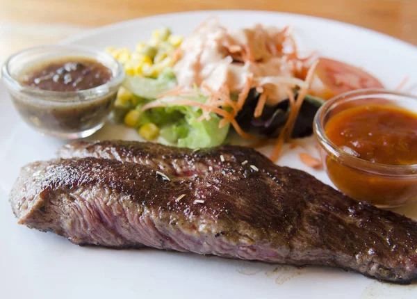 Baharatlı hindi soslu, soğan ve mantarlı ızgara devekuşu bifteği..