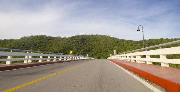 Puente Carretera Sobre Mar Con Cielo Azul Tailandia — Foto de Stock