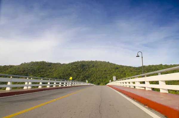 Puente Carretera Sobre Mar Con Cielo Azul Tailandia — Foto de Stock