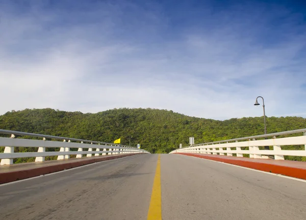 Denizde yol köprüsü, mavi gökyüzü, Tayland