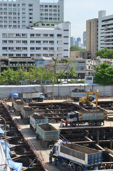 Vinçli ve binalı inşaat alanı