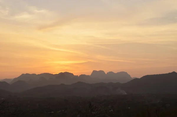 Terug Boom Berglandschap Bij Zonsondergang — Stockfoto