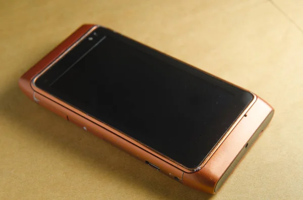 棕色背景上的智能手机 — 图库照片
