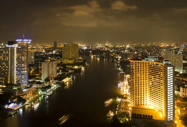 Nehir ile Bangkok şehir gece görünümü, Tayland