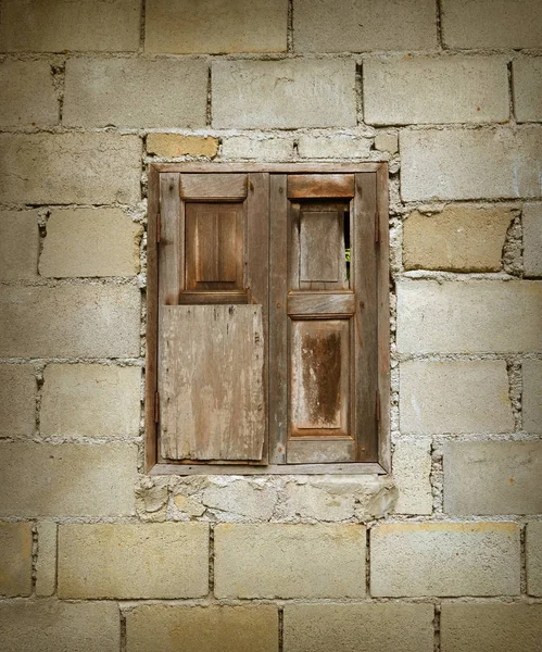 Pencereli eski tuğla duvar
