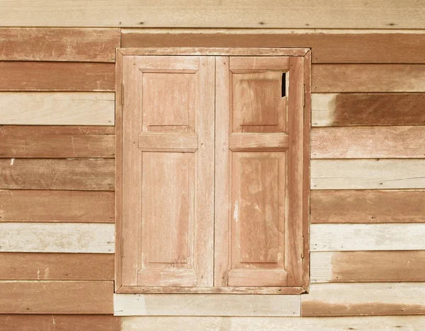 eski ahşap pencere kapalı 