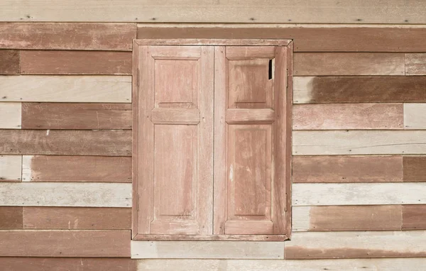 eski ahşap pencere kapalı 
