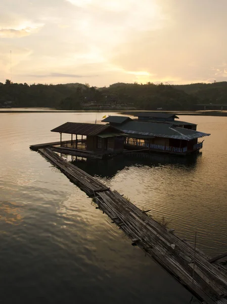 Vista Del Atardecer Casa Flotante Sangklaburi Tailandia — Foto de Stock