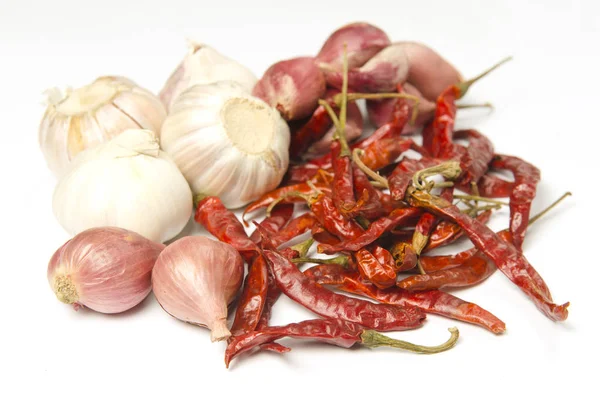 Biber, biber, sarımsak ve soğan da dahil olmak üzere beyaz gıda maddeleri