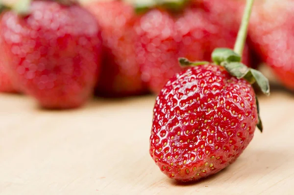 ahşap masa arka plan lezzetli çilek fotoğrafı