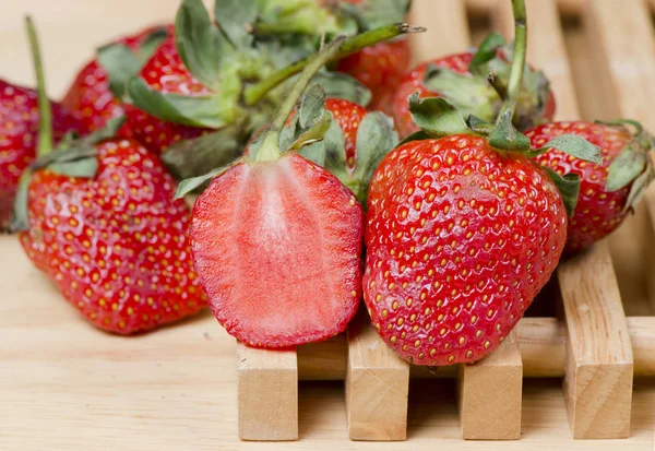 ahşap masa arka plan lezzetli çilek fotoğrafı